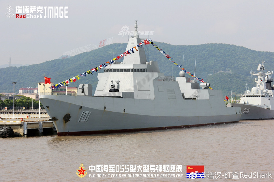 Nó được trang bị radar quét mạng pha điện tử chủ động (AESA) với 4 mảng ăng ten bố trí xung quanh tháp chỉ huy và có thể kết nối với tàu sân bay. Radar này có mảng ăng ten kích thước lớn hơn so với trước, nhiều khả năng nó sẽ có công suất cao hơn và phạm vi tìm kiếm xa hơn. Ảnh: Red Shark.