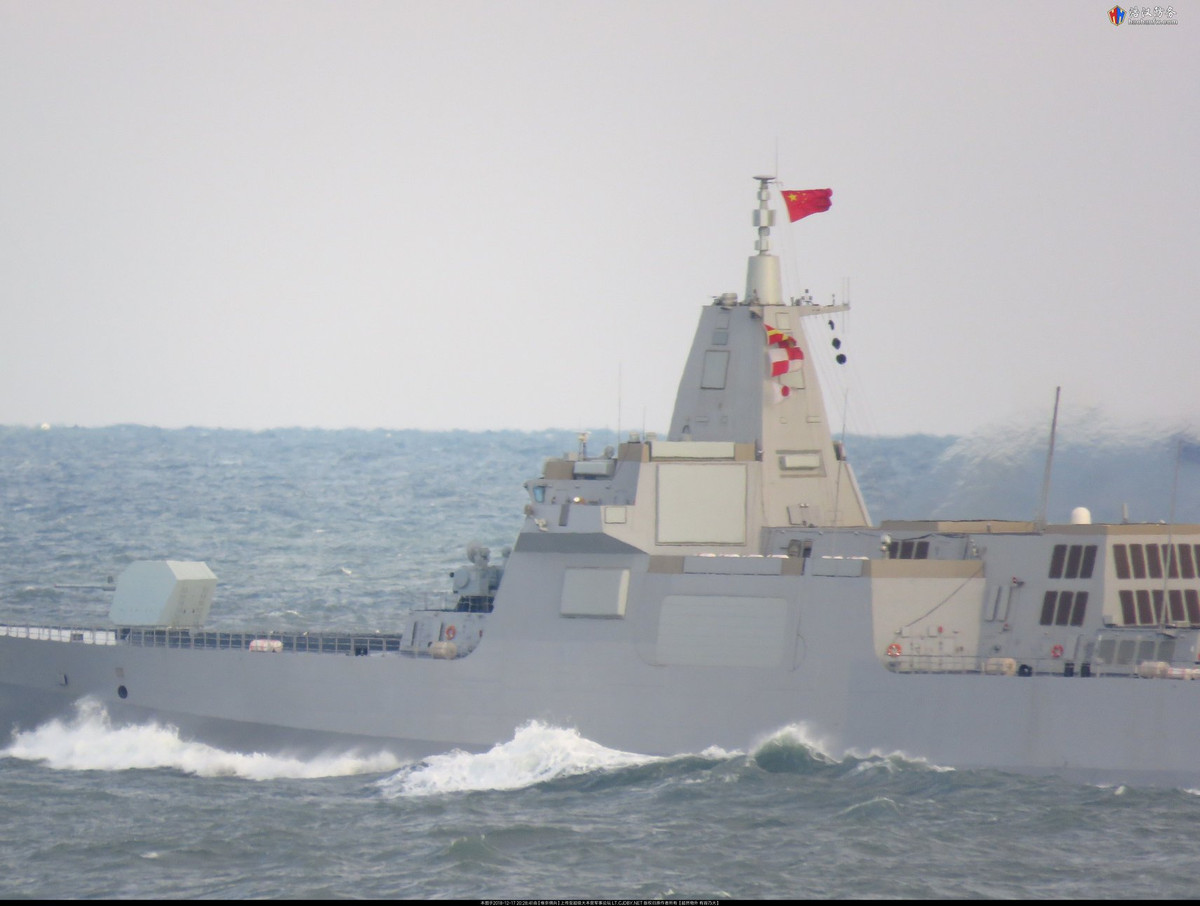 Type 055 có thiết kế thủy động lực học mới với cột buồm kiểu kim tự tháp. Hệ thống cảm biến được bố trí bên trong nhằm tăng khả năng tàng hình. Ảnh: Haohanfw.