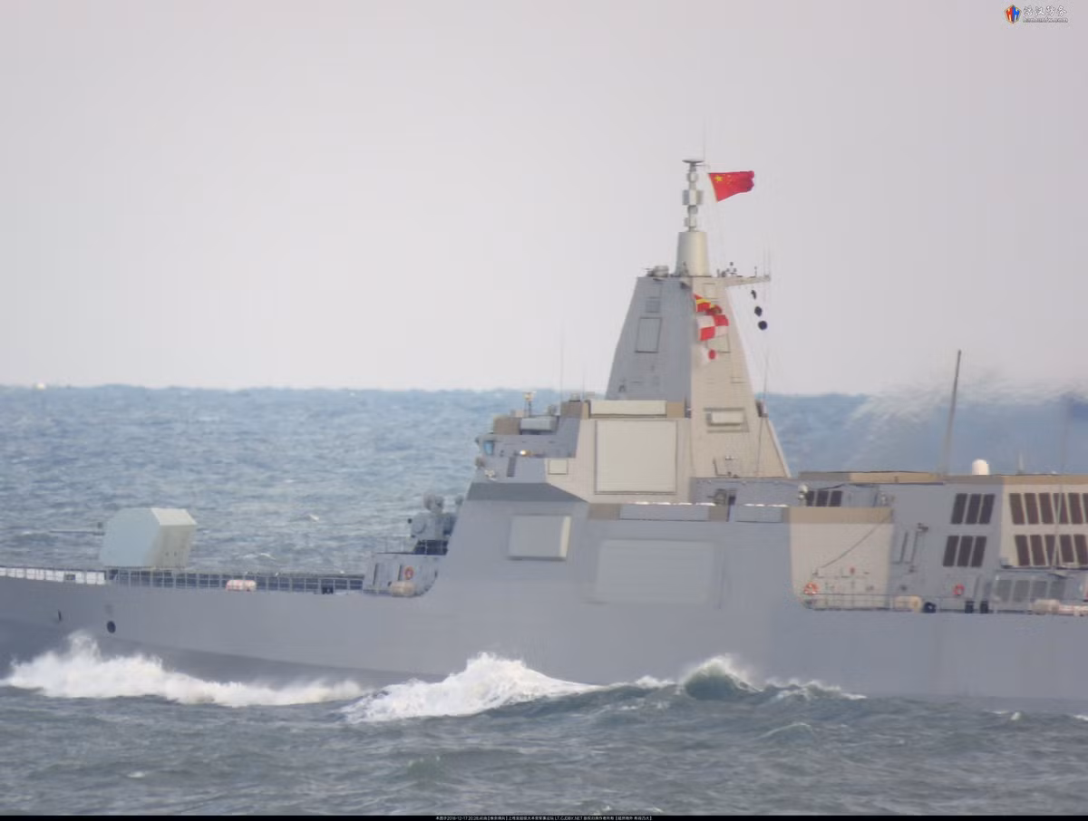 Type 055 có thiết kế thủy động lực học mới với cột buồm kiểu kim tự tháp. Hệ thống cảm biến được bố trí bên trong nhằm tăng khả năng tàng hình. Ảnh: Haohanfw.