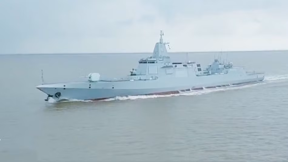 Type 055 được trang bị 112 ống phóng thẳng đứng (VLS), chỉ đứng sau khu trục hạm lớp Sejong Great của Hàn Quốc và tuần dương hạm lớp Ticonderoga của Mỹ. Ảnh: Sina.