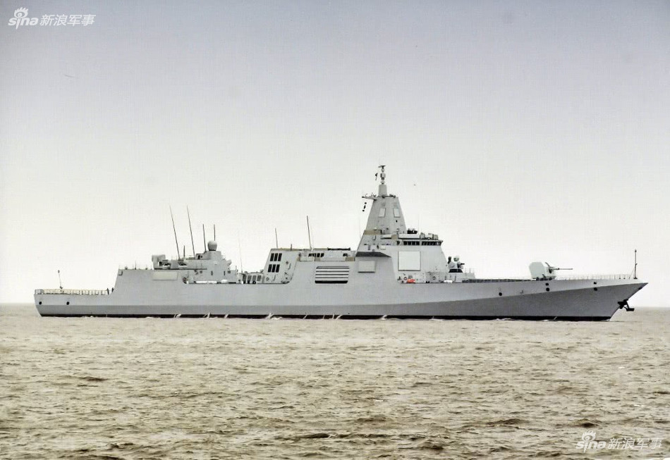 Type 055 có chiều dài 180 m, rộng 20 m, mớn nước 6,6 m, lượng choán nước đầy tải 12.000-13.000 tấn, tương đương với tuần dương hạm theo quy định của phương Tây. Ảnh: Sina.