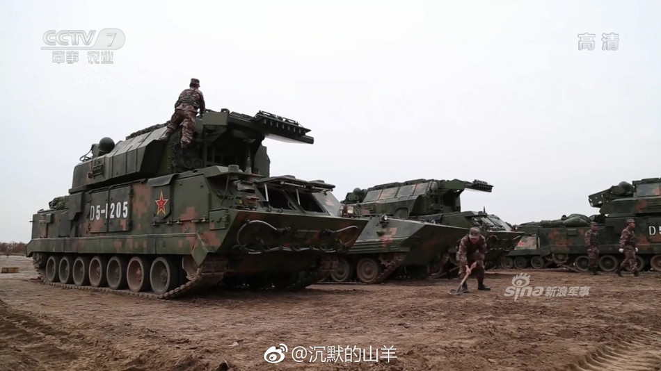 Sau đó Trung Quốc đã sao chép Tor-M1 để phát triển thành HQ-17 với cải tiến về radar, khung gầm sản xuất trong nước nhưng cách bố trí vẫn giống bản gốc của Nga. Nguồn ảnh: CCTV7.