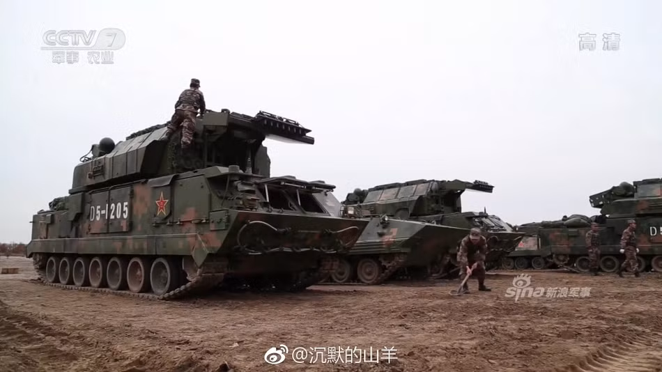 Sau đó Trung Quốc đã sao chép Tor-M1 để phát triển thành HQ-17 với cải tiến về radar, khung gầm sản xuất trong nước nhưng cách bố trí vẫn giống bản gốc của Nga. Nguồn ảnh: CCTV7.