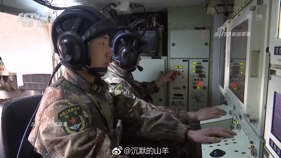 HQ-17 được cho là có khả năng tấn công đồng thời nhiều mục tiêu cùng lúc, gồm trực thăng, máy bay không người lái, đánh chặn vũ khí không đối đất dẫn đường công nghệ cao. Nguồn ảnh: CCTV7.