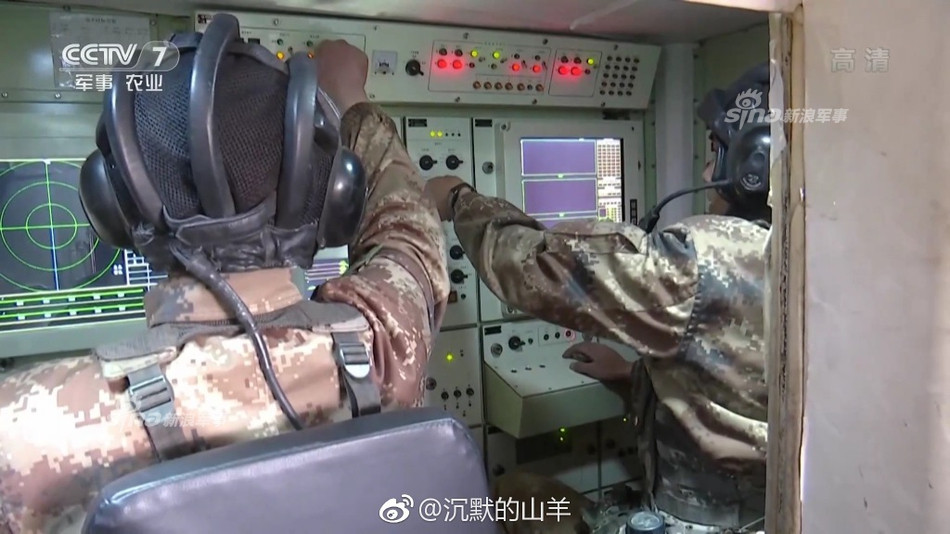 Trung Quốc cũng đang phát triển một phiên bản dành cho xuất khẩu được gọi là FM-2000. Phiên bản này vừa được giới thiệu tại triển lãm hàng không quốc tế Chu Hải hồi đầu tháng 11. Nguồn ảnh: CCTV7.