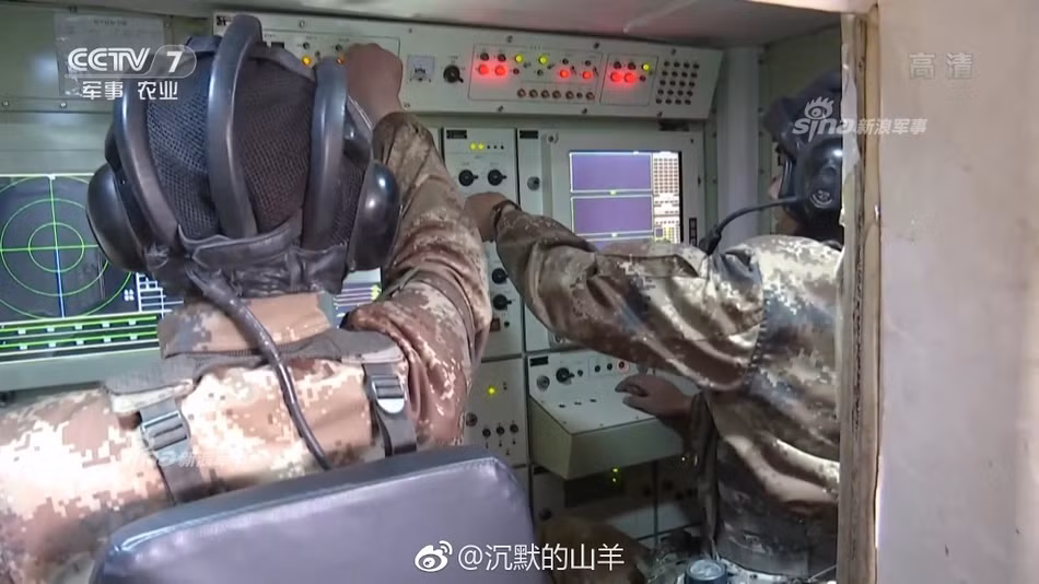 Trung Quốc cũng đang phát triển một phiên bản dành cho xuất khẩu được gọi là FM-2000. Phiên bản này vừa được giới thiệu tại triển lãm hàng không quốc tế Chu Hải hồi đầu tháng 11. Nguồn ảnh: CCTV7.