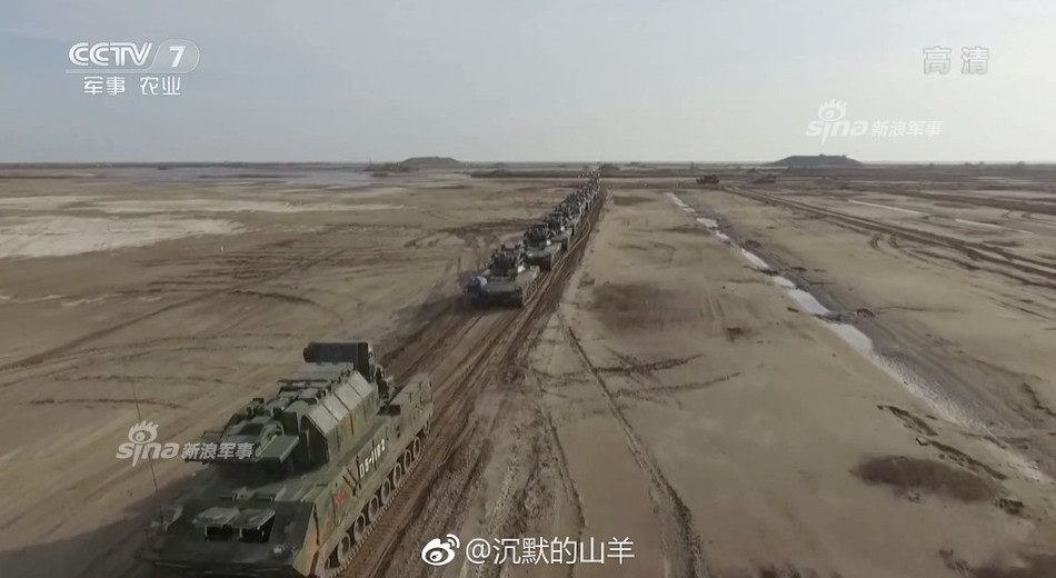 HQ-17 được triển khai xen kẽ với lực lượng tăng thiết giáp để thiết lập ô phòng không tầm thấp, bảo vệ đội hình chiến đấu. Nguồn ảnh: CCTV7.