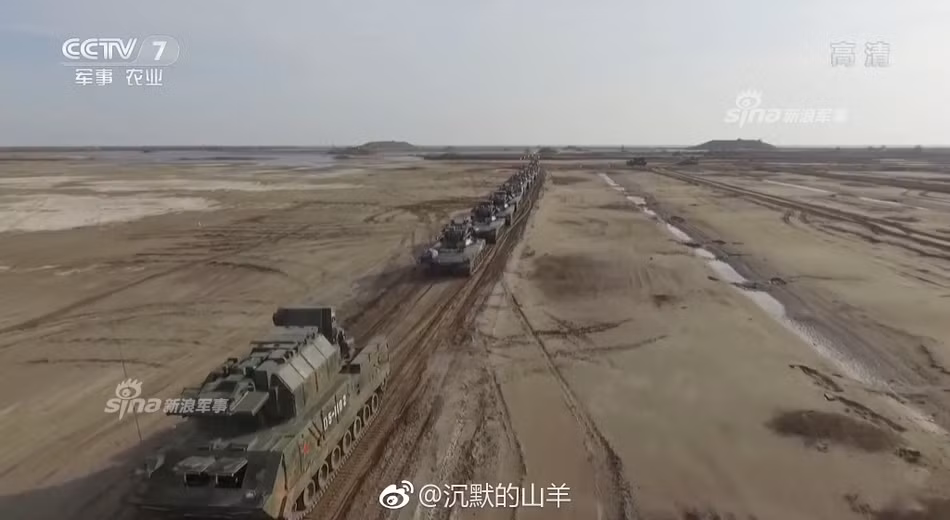 HQ-17 được triển khai xen kẽ với lực lượng tăng thiết giáp để thiết lập ô phòng không tầm thấp, bảo vệ đội hình chiến đấu. Nguồn ảnh: CCTV7.