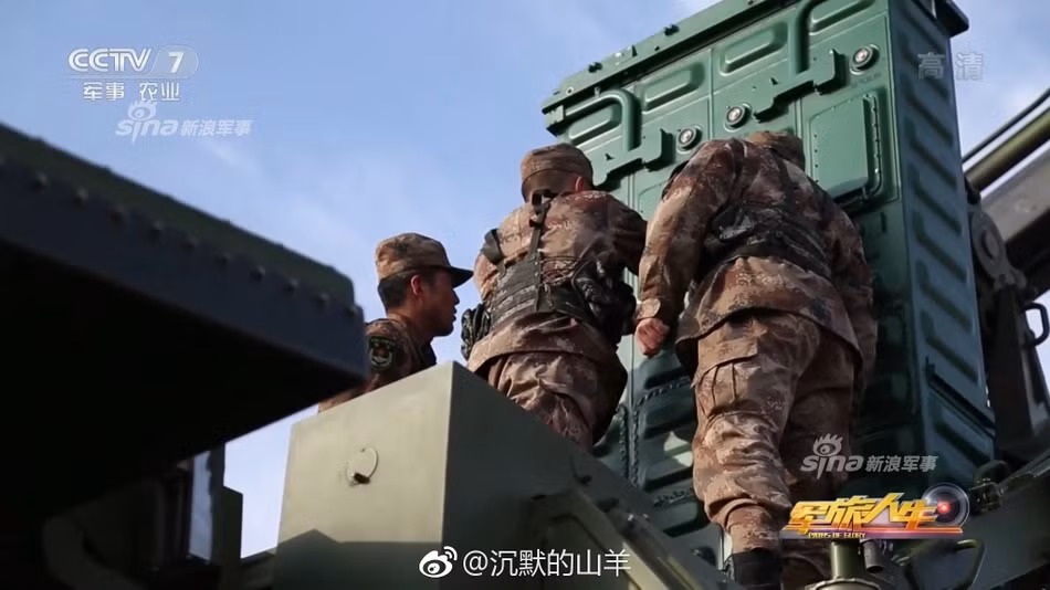 Từ xe mang phóng, cách bố trí hộp phóng kiêm container bảo quản tên lửa không khác gì so với Tor-M1. Nguồn ảnh: CCTV7.