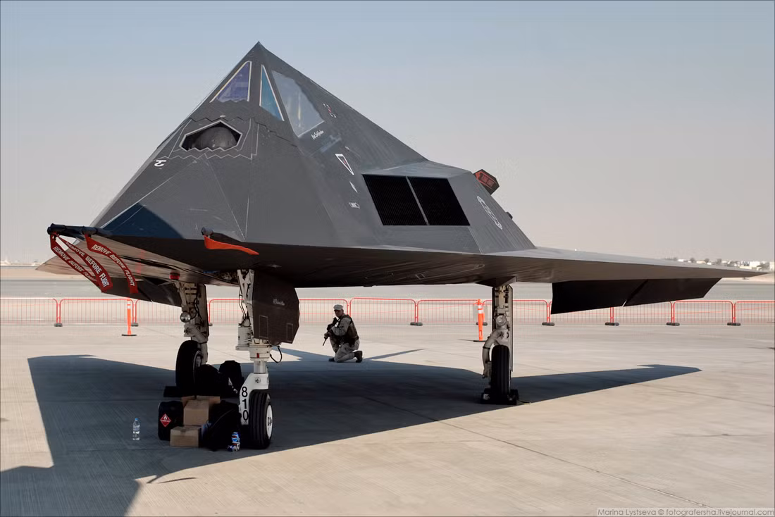 Dẫu cho bị bắn rơi một chiếc, hư hại một chiếc, tuy nhiên nhìn chung F-117A vẫn được xem là mẫu máy bay chiến đấu thành công trong lịch sử Không quân Mỹ, ít nhất là về mặt phương diện công nghệ tàng hình. Nguồn ảnh: Bmpd