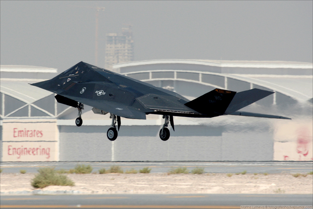 64 chiếc được Tập đoàn Lockheed Martin chế tạo với chi phí ước tính 111,2 triệu USD/chiếc. Máy bay F-117 bắt đầu được trang bị từ tháng 10/1983 và chính thức rời khỏi biên chế ngày 22/4/2008. Mặc dù vậy, các máy bay này được cho là vẫn được bảo quản tốt tới tận ngày nay và có thể tái sử dụng khi cần thiết. Nguồn ảnh: Bmpd