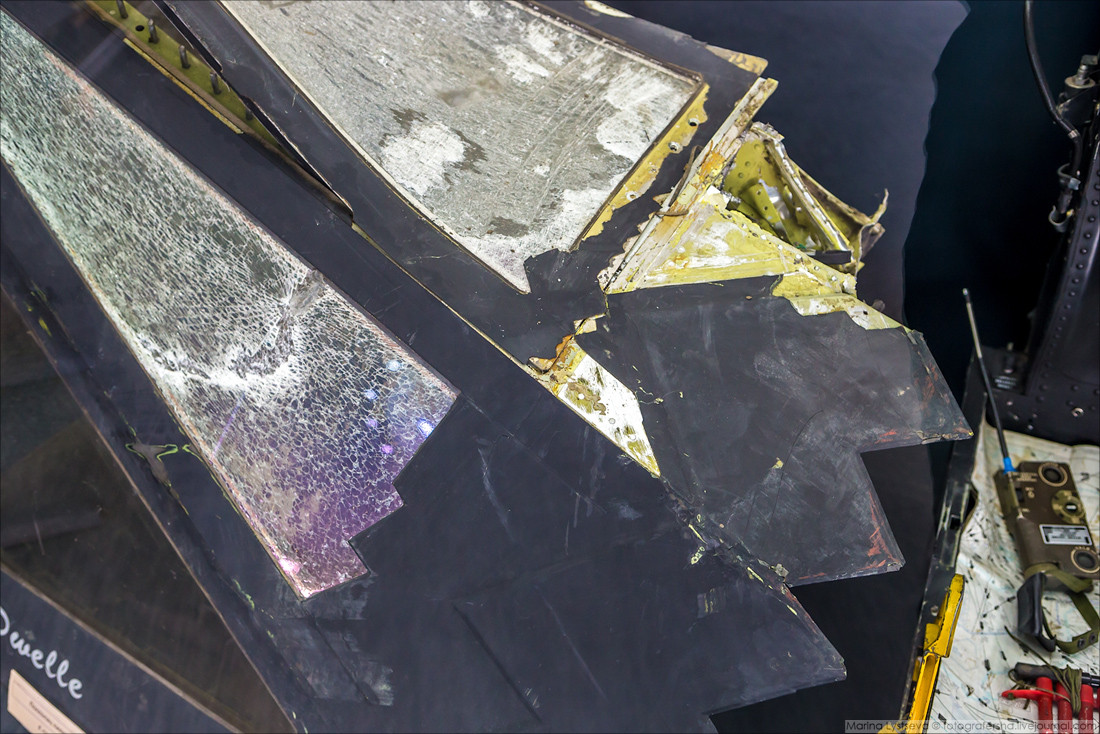 Các chuyên gia quân sự NATO cho rằng, lực lượng phòng không Nam Tư có thể phát hiện ra khi chiếc F-117A mở khoang bom làm tăng tiết diện phản xạ sóng radar. Trong khi đó, Đại tá Zoltan Dani - chỉ huy Tiểu đoàn 3 bắn rơi chiếc F-117A thì cho biết, đã giữ an toàn được đa số các trận địa tên lửa của mình và có một số trạm thám trắc giúp phát hiện ra F-117 và các loại máy bay khác… Nguồn ảnh: Bmp