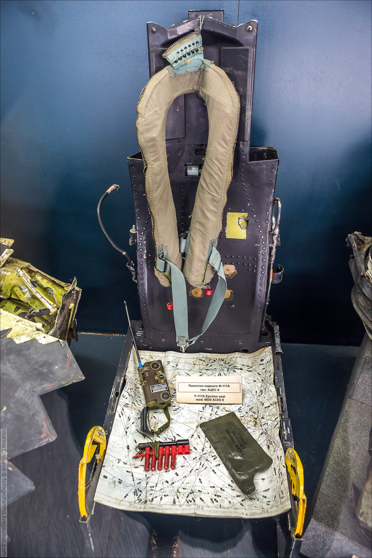 …Zoltán và binh lính của mình đã dự đoán các đường bay của những chiếc F-117A trước đó nhờ quan sát bằng kính viễn trắc ở một số thời điểm và nhờ các trạm chỉ điểm radar cũng như những mục tiêu bị ném bom, vì vậy Lữ đoàn của ông đã phát hiện được đường bay của chiếc F-117A….Trong ảnh, ghế phóng khẩn cấp phi công lái chiếc F-117A tại bảo tàng ở Belgrade. Nguồn ảnh: Bmpd