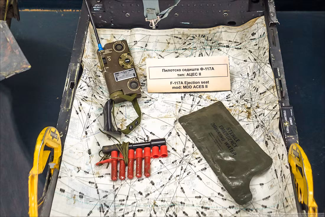 ….Đội tên lửa của ông và các trạm chỉ điểm radar sau đó đã xác định vị trí máy bay F-117A và phóng tên lửa. Zoltán cũng cho biết những chiếc radar của ông đã được cải tiến để có khả năng phát hiện F-117A tốt hơn, nhưng ông không nói rõ phần nào được cải tiến. Ảnh: Bộ đàm, đạn pháo sáng đặt trên ghế phóng khẩn cấp phi công lái F-117A. Nguồn ảnh: Bmpd