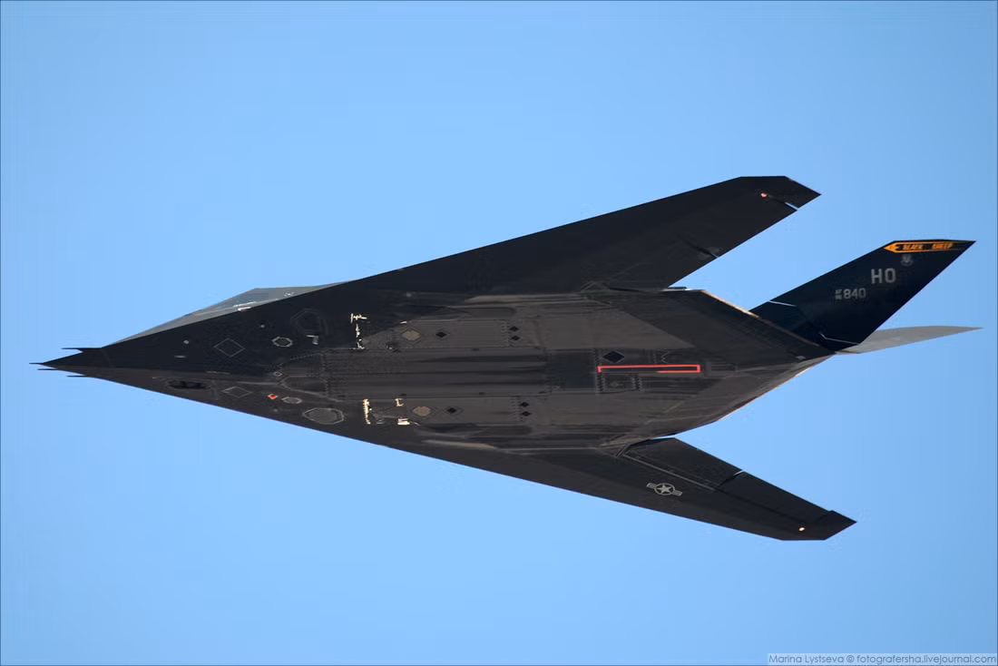 Năm 1989, F-117 chính thức xuất kích lần đầu trong cuộc chiến với Panama. Hai năm sau, nó tham gia cuộc chiến vùng Vịnh 1991 và sớm chứng minh khả năng "bất bại" khi các hệ thống radar do Liên Xô cung cấp cho Iraq hầu như không thấy gì. Nguồn ảnh: Bmpd