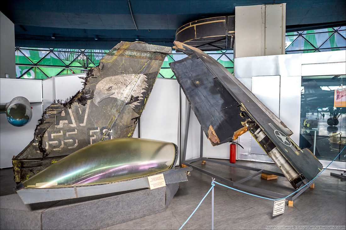 Thế nhưng, điều bất ngờ đã xảy ra trong cuộc chiến 8 năm sau đó – chiến tranh Kosova. Ngày 27/3/1999, máy bay cường kích tàng hình F-117A mang số hiệu 82-806 bất ngờ bị bắn rơi bởi lực lượng của Nam Tư (cũ). Ảnh: Mảnh xác máy bay F-117 rơi gần làng Budjanovci được trưng bày tại Bảo tàng hàng không Belgrade. Nguồn ảnh: Bmpd