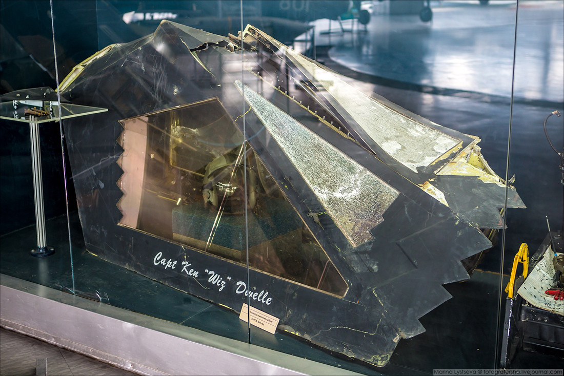 Đáng kinh ngạc hơn, "tác giả vụ bắn rơi niềm tự hào Không lực Mỹ" lại là tổ hợp tên lửa phòng không S-125 Neva-M (NATO gọi là SA-3) được coi là thứ vũ khí cổ lỗ sĩ cuối thế kỷ 20. Với công nghệ từ những năm 1960, không ai có thể tin SA-3 lại có thể bắn hạ cỗ máy chiến tranh hiện đại nhất hành tinh, vậy mà điều đó đã xảy ra. Trong ảnh: Nắp kính buồng lái chiếc F-117A. Nguồn ảnh: Bmpd