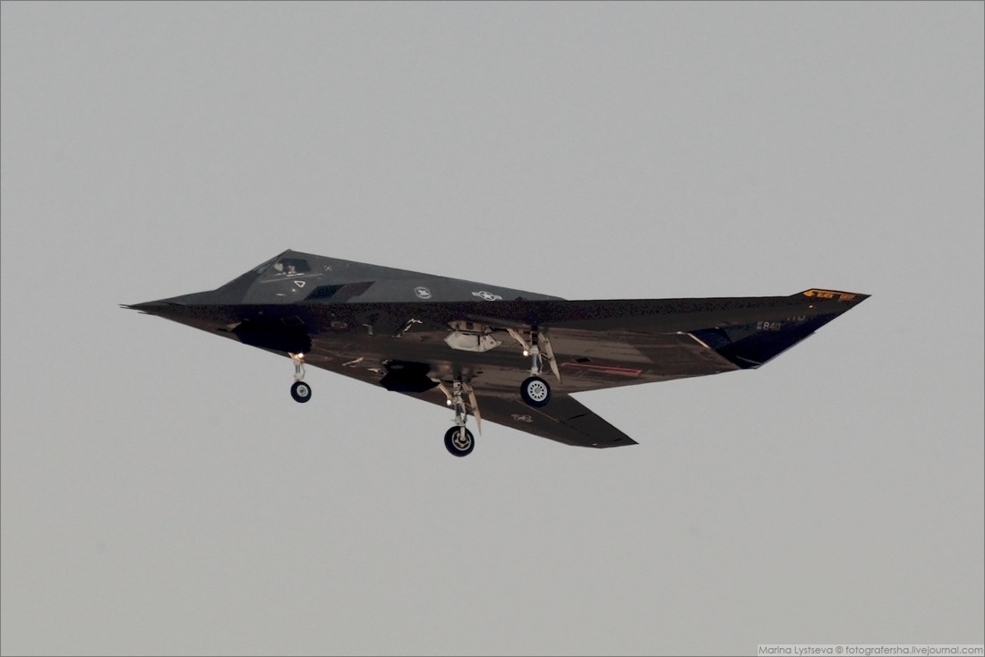 Đó là lý do tại sao trông F-117A nếu so với F-22 sau này thì rất kỳ dị, không giống bất kỳ loại máy bay chiến đấu nào trước đây. Ngoài ra, nó thậm chí không được trang bị radar mà chủ yếu sử dụng hệ thống GPS, hoa tiêu quán tính, hệ thống chỉ thị mục tiêu laser... Nguồn ảnh: Bmpd