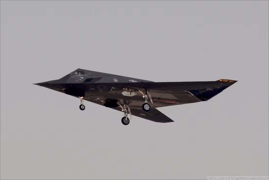 Đó là lý do tại sao trông F-117A nếu so với F-22 sau này thì rất kỳ dị, không giống bất kỳ loại máy bay chiến đấu nào trước đây. Ngoài ra, nó thậm chí không được trang bị radar mà chủ yếu sử dụng hệ thống GPS, hoa tiêu quán tính, hệ thống chỉ thị mục tiêu laser... Nguồn ảnh: Bmpd