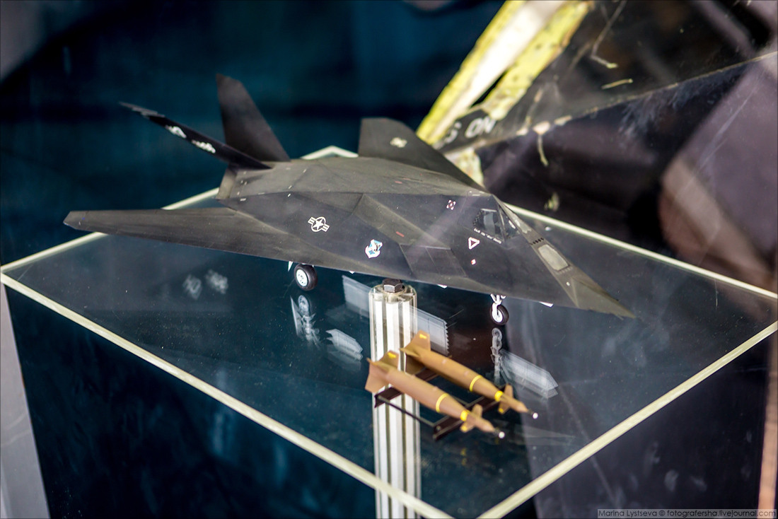 Ngoài chiếc 82-806, một chiếc F-117A thứ hai cũng bị hư hại nặng trong cuộc chiến này nhưng may mắn quay được về căn cứ. Theo phía Nam Tư, chiếc này bị hư hỏng sau vụ tấn công bằng tiêm kích MiG-29, nhưng phía Mỹ không thừa nhận. Nguồn ảnh: Bmpd