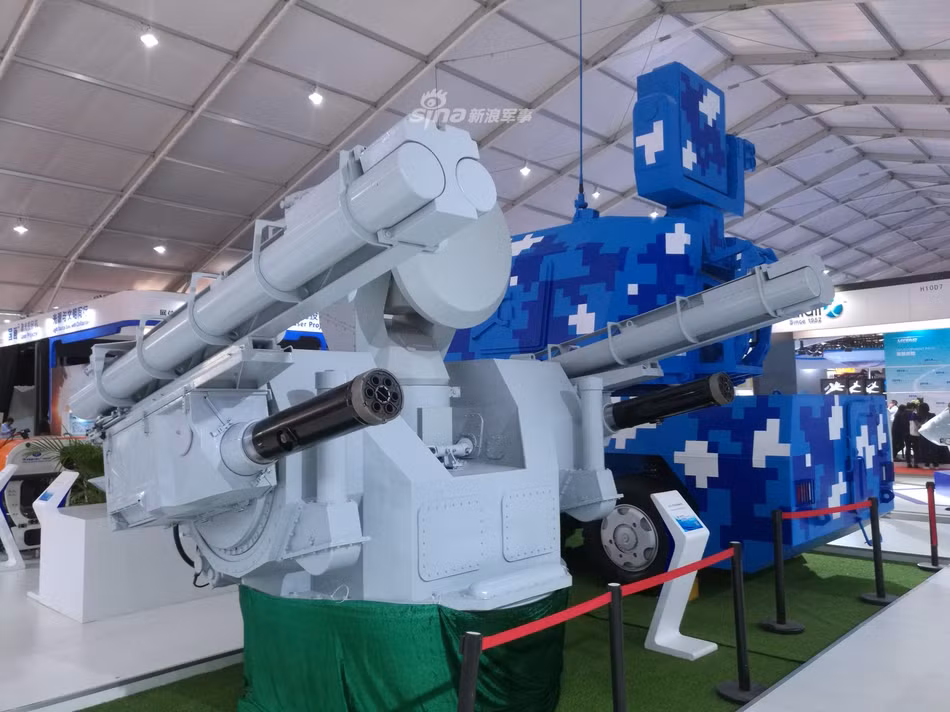 “Lẻ loi” giữa rừng vũ khí đủ mẫu mã, kiểu loại với đủ thứ tên gọi tại Chu Hải Airshow 2018, JRNG-6 vẫn khiến khách tham quan phải để mắt khi có thiết kế mang hơi hướng tổ hợp phòng thủ tầm gần (CIWS) của Nga thay vì theo xu hướng Mỹ. Nguồn ảnh: Sina