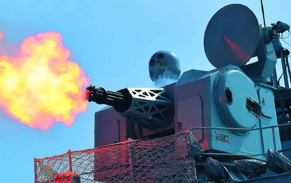 Trên tàu sân bay của Hải quân Trung Quốc đặc biệt trang bị tổ hợp CIWS Type 1130 với 11 nòng pháo 30mm được cải tiến trên cơ sở Type 730. Loại vũ khí này có tốc độ bắn tới hơn 10.000 phát/phút. Nguồn ảnh: Chinamilitary