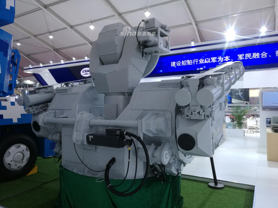 Nhìn bên ngoài, JRNG-6 mang đậm nét kiểu thiết kế CIWS của Nga với hai cánh tay lắp bệ phóng tên lửa cùng một khẩu pháo 6 nòng, ở giữa là nơi đặt anten radar. Nguồn ảnh: Sina