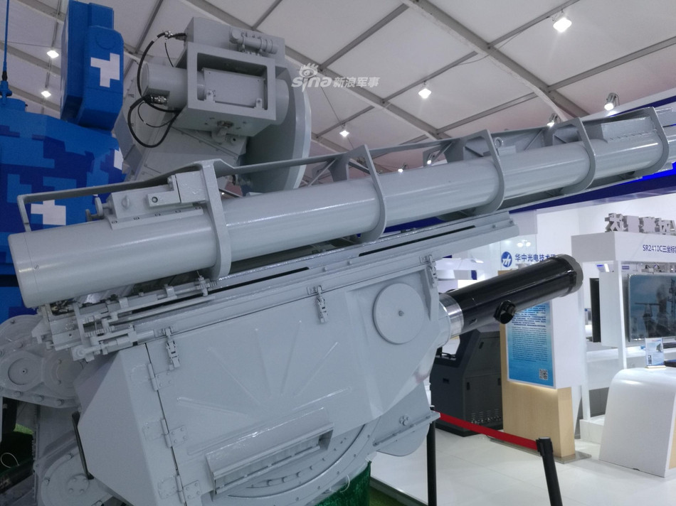 Tuy nhiên, thiết kế của tổ hợp phòng không JRNG-6 vẫn trông có phần hơi thô đặc biệt là bệ phóng đặt các ống phóng tên lửa đối không. Nguồn ảnh: Sina