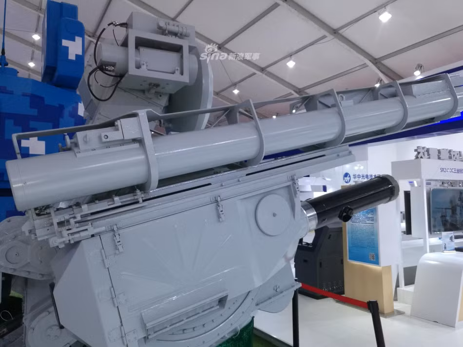 Tuy nhiên, thiết kế của tổ hợp phòng không JRNG-6 vẫn trông có phần hơi thô đặc biệt là bệ phóng đặt các ống phóng tên lửa đối không. Nguồn ảnh: Sina