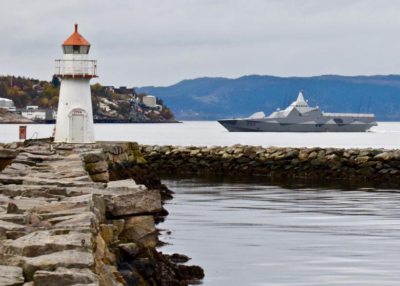 Một chiến hạm tàng hình của Thụy Điển trở về cảng sau khi hoàn thành nhiệm vụ. Ảnh: Reuters.