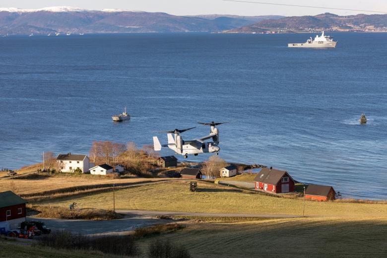 Máy bay MV-22 hạ cánh trên đồng cỏ trong tình huống diễn tập sơ tán thương binh khỏi chiến trường. Khung cảnh thơ mộng ở phía bắc Na Uy những ngày qua bị phá vỡ bởi âm thanh gầm rú của máy bay và tiếng súng đạn. Ảnh: Reuters.