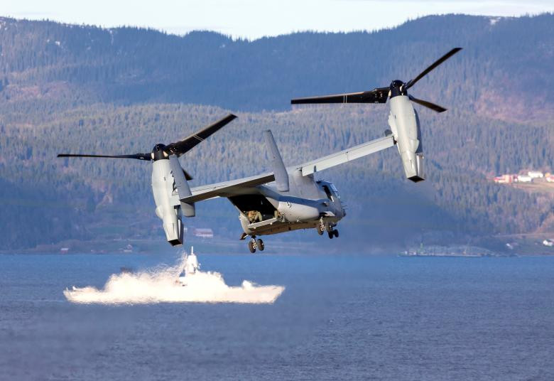 Máy bay MV-22 Osprey chao cánh phía trên một tàu chiến NATO. Đại sứ quán Nga tại Oslo gọi Trident Juncture là một bài tập nhằm chống Nga. Ảnh: Reuters.