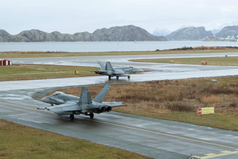 Tiêm kích F-18 của Canada cất cánh làm nhiệm vụ. Căng thẳng giữa Mỹ và Nga tiếp tục gia tăng sau khi Tổng thống Donald Trump tuyên bố rút khỏi thỏa thuận hạt nhân với Nga vào cuối tuần trước, một động thái mà Moscow cảnh báo có thể làm tê liệt an ninh toàn cầu. Ảnh: Reuters.