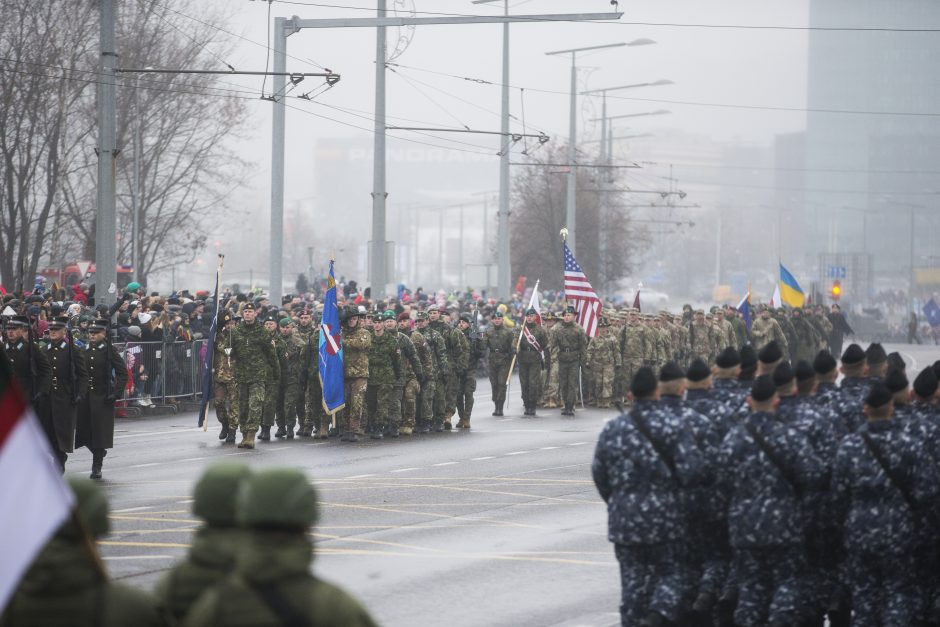 Trong ảnh, đội hình các binh sĩ NATO tham gia cuộc duyệt binh ở Vilnius. Nguồn ảnh: Bmpd