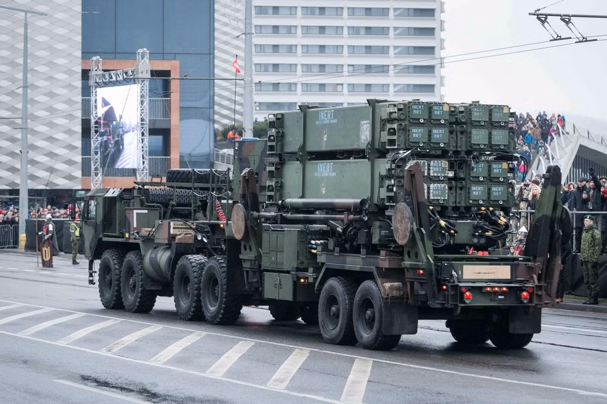 Bệ phóng tự hành của hệ thống phòng thủ tên lửa Patriot PAC 3 của Mỹ duyệt binh ở thủ đô Lithuanian. Nguồn ảnh: Bmpd