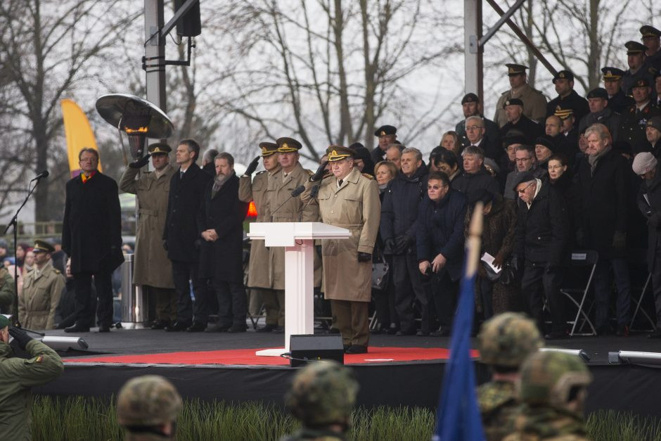 Trong ảnh là các lãnh đạo cấp cao Lithuanian bao gồm Tổng thống Dalia Grybauskaite, Thủ tướng Saulius Skvernyalis và nhiều quan chức chính phủ cùng một số đại diện tới từ đồng minh NATO tham dự lễ duyệt binh. Nguồn ảnh: Bmpd