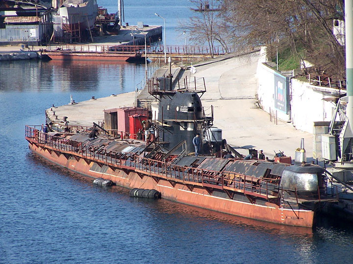 Năm 2005, con tàu được xem xét để trở lại biển cả với cuộc tập trận chung với Hải quân Italia. Tuy nhiên, việc chậm chễ trong việc sửa chữa khiến nó không thể ra biển tới tận năm 2010. Trong thời gian này, người ta đã tính tới việc bán U-01 nhưng vấn đề là "không ai mua". Nguồn ảnh: militaryrussia