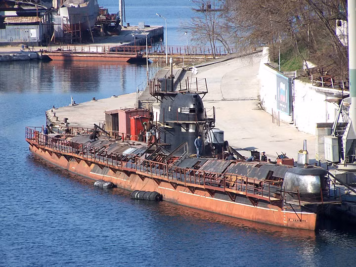 Năm 2005, con tàu được xem xét để trở lại biển cả với cuộc tập trận chung với Hải quân Italia. Tuy nhiên, việc chậm chễ trong việc sửa chữa khiến nó không thể ra biển tới tận năm 2010. Trong thời gian này, người ta đã tính tới việc bán U-01 nhưng vấn đề là "không ai mua". Nguồn ảnh: militaryrussia