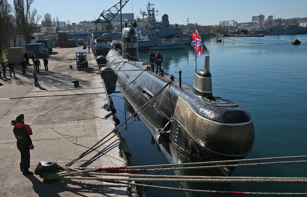 Sau khi Liên Xô giải thể năm 1991, phải tới năm 1997, Hải quân Nga mới nhất trí về việc phân chia trang bị cho Hải quân Ukraine. Cụ thể, phía Nga chia cho Ukraine gần 200 tàu chiến các loại, nhưng trong đó chỉ có duy nhất một chiếc tàu ngầm mang phiên hiệu B-435. Tới với Ukraine, con tàu sau đó được đổi tên thành Zaporizhzhia (U-01). Nguồn ảnh: militaryrussia