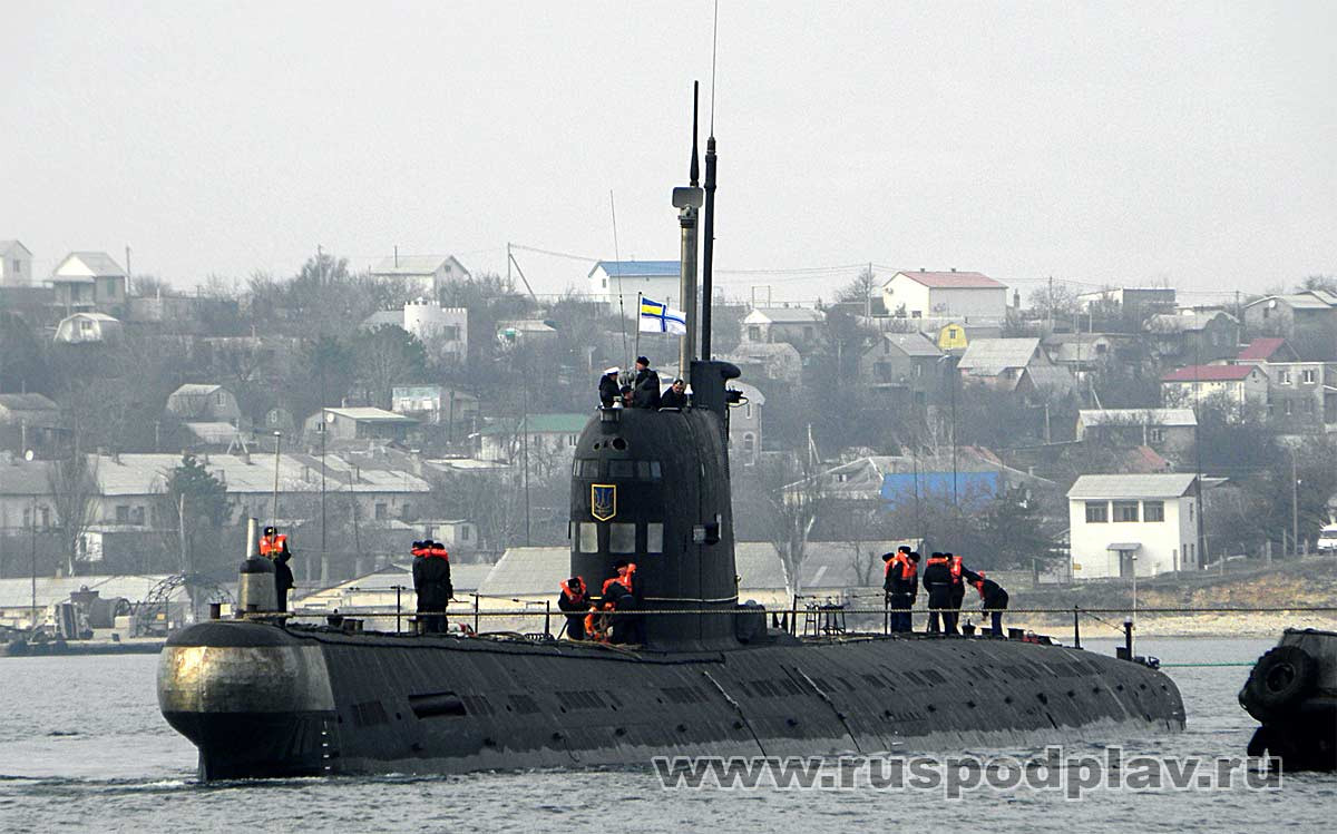 Tàu ngầm trang bị động cơ diesel-điện cho phép nó di chuyển dưới mặt nước tốc độ 16 hải lý/h, dự trữ hành trình lên tới 56.000km vỡi hỗn hợp hành trình nổi - lặn, dự trữ thời gian lặn lên tới 575 giờ, lặn sâu từ 250-280m. Nguồn ảnh: militaryrussia