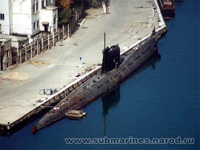 Tuy nhiên, khi vừa tới tay Hải quân Ukraine, tàu ngầm hiện đại nhất của Kiev nhanh chóng bước vào "cuộc đời không mấy vẻ vang nếu không muốn nói là thê thảm". Nguồn ảnh: militaryrussia