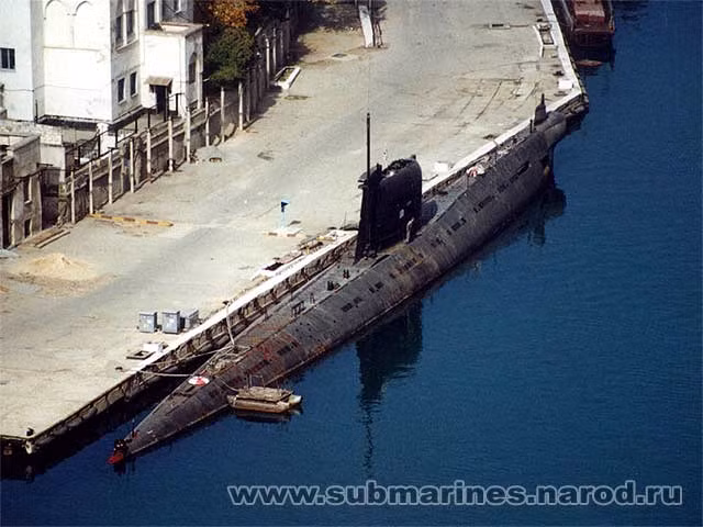 Tuy nhiên, khi vừa tới tay Hải quân Ukraine, tàu ngầm hiện đại nhất của Kiev nhanh chóng bước vào "cuộc đời không mấy vẻ vang nếu không muốn nói là thê thảm". Nguồn ảnh: militaryrussia