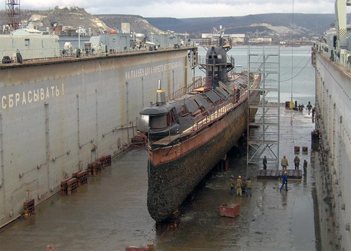 Suốt từ năm 1997-2003, tàu ngầm U-01 Zaporizhzhia chủ yếu "đóng đô" tại cảng. Mãi tới sau năm này, Ukraine mới bắt đầu tiến hành sửa chữa lớn con tàu tại Sevastopol. Nguồn ảnh: militaryrussia
