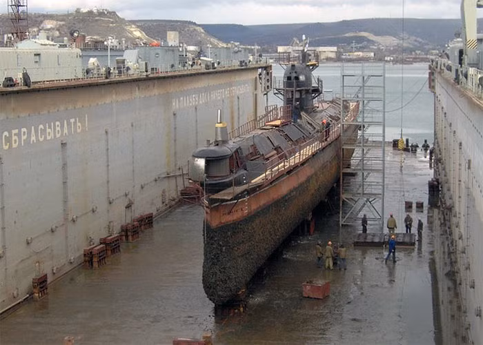Suốt từ năm 1997-2003, tàu ngầm U-01 Zaporizhzhia chủ yếu "đóng đô" tại cảng. Mãi tới sau năm này, Ukraine mới bắt đầu tiến hành sửa chữa lớn con tàu tại Sevastopol. Nguồn ảnh: militaryrussia