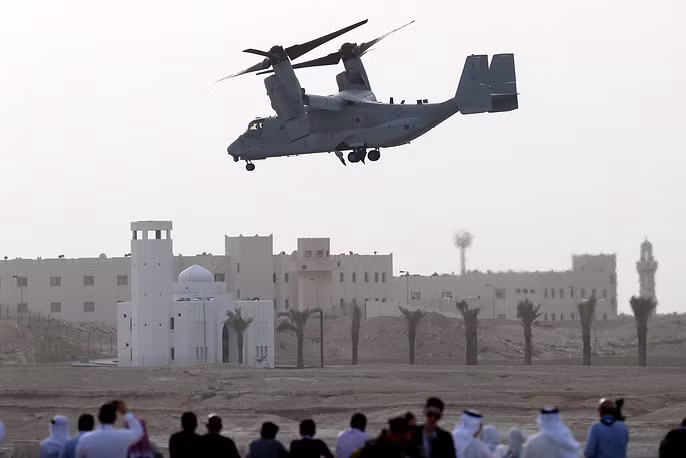 Rất đông người hâm mộ đang quan sát màn trình diễn của máy bay MV-22 Osprey. Đây là một thiết kế lai giữa máy bay cánh cố định và trực thăng cho phép cất, hạ cánh thẳng đứng. Ảnh: TASS.