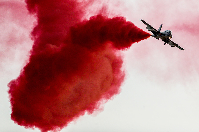 Triển lãm năm nay có sự tham gia của 33 đoàn quân sự và 20 đoàn dân sự đến từ 35 quốc gia. Máy bay Aermacchi MB-339 thuộc đội bay biểu diễn Frecce Tricolori của Italy xã khói màu khi bay. Ảnh: TASS.