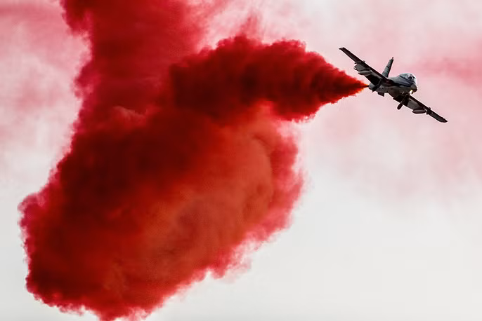 Triển lãm năm nay có sự tham gia của 33 đoàn quân sự và 20 đoàn dân sự đến từ 35 quốc gia. Máy bay Aermacchi MB-339 thuộc đội bay biểu diễn Frecce Tricolori của Italy xã khói màu khi bay. Ảnh: TASS.