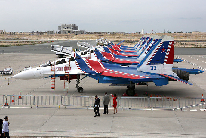 Tiêm kích Su-30SM thuộc phi đội Hiệp sĩ Nga. Phiên bản này được trang bị động cơ kiểm soát vector lực đẩy cho phép máy bay thực hiện những màn nhào lộn đẹp mắt ở cự ly hẹp. Ảnh: TASS.