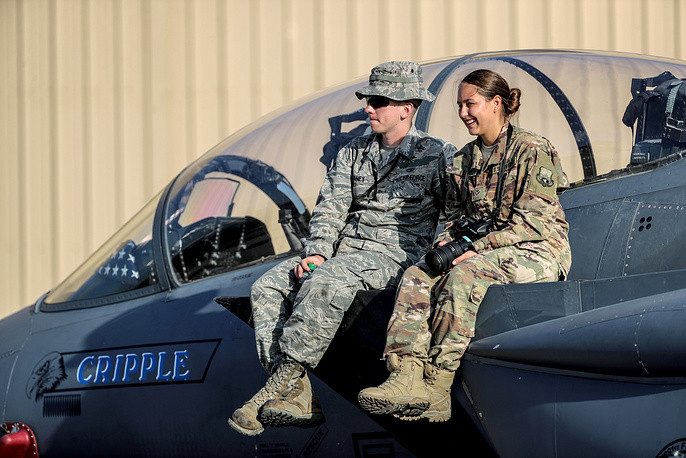 Phút thư giãn của 2 nhân viên hàng không Mỹ trên chiến đấu cơ F-15. Ảnh: TASS.