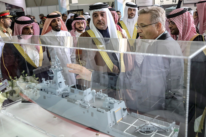 Hoàng tử Abdullah bin Hamad bin Isa Al Khalifa (giữa), trưởng ban tổ chức triển lãm tham quan mô hình tàu chiến trưng bày tại triển lãm. Ảnh: TASS.